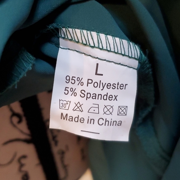 Womens Emerald Green Crochet neckline Vneck Satin Top Sz.Large - Picture 5 of 5